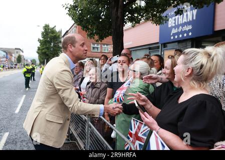 Le Prince de Galles est accueilli par Dame Fionnuala Mary Jay-O'Boyle avant une visite à la mission est de Belfast au Skainos Centre, à Belfast, dans le cadre de sa visite au Royaume-Uni pour lancer un projet visant à mettre fin au sans-abrisme. Date de la photo: Mardi 27 juin 2023. Banque D'Images