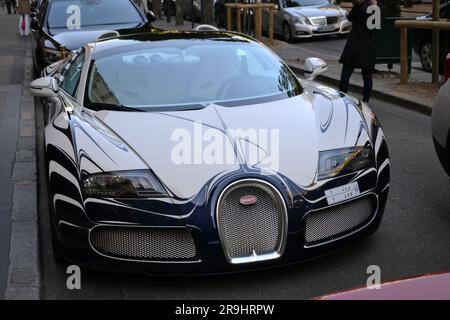 Bugatti Veyron 'l'or blanc' ('Or blanc') garée à Paris, avril 2015 18th. Créé par Bugatti et la fabrique royale de porcelaine de Berlin. Banque D'Images