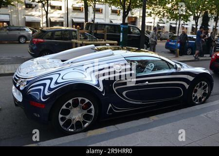 Bugatti Veyron 'l'or blanc' ('Or blanc') garée à Paris, avril 2015 18th. Créé par Bugatti et la fabrique royale de porcelaine de Berlin. Banque D'Images