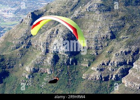 Parapente devant la face avant de Table Mountain ou avec une banlieue de la ville comme toile de fond. Banque D'Images