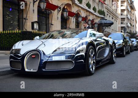 Bugatti Veyron 'l'or blanc' ('Or blanc') garée à Paris, avril 2015 18th. Créé par Bugatti et la fabrique royale de porcelaine de Berlin. Banque D'Images