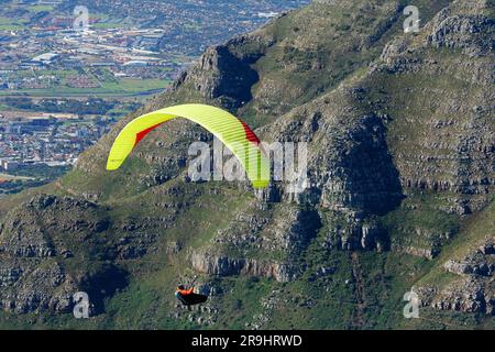 Parapente devant la face avant de Table Mountain ou avec une banlieue de la ville comme toile de fond. Banque D'Images