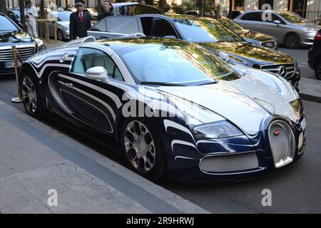 Bugatti Veyron 'l'or blanc' ('Or blanc') garée à Paris, avril 2015 18th. Créé par Bugatti et la fabrique royale de porcelaine de Berlin. Banque D'Images