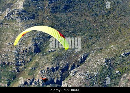 Parapente devant la face avant de Table Mountain ou avec une banlieue de la ville comme toile de fond. Banque D'Images