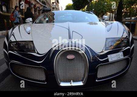 Bugatti Veyron 'l'or blanc' ('Or blanc') garée à Paris, avril 2015 18th. Créé par Bugatti et la fabrique royale de porcelaine de Berlin. Banque D'Images