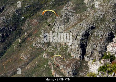 Parapente devant la face avant de Table Mountain ou avec une banlieue de la ville comme toile de fond. Banque D'Images