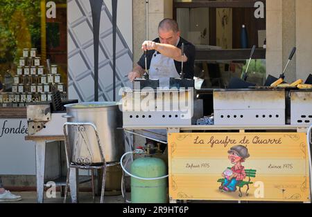 Quarre de chocolat est un magasin de gaufres très populaire dans le village de Quarre les tombes - attendez-vous à une ligne de 1000 pieds et une heure d'attente, Yonne FR Banque D'Images