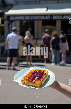 Quarre de chocolat est un magasin de gaufres très populaire dans le village de Quarre les tombes - attendez-vous à une ligne de 1000 pieds et une heure d'attente, Yonne FR Banque D'Images