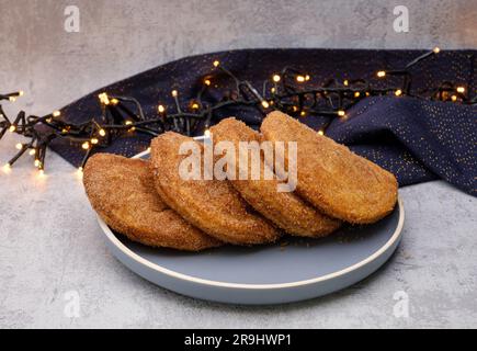 Des dindes de pommes fraîches sur une assiette avec une décoration de noël. Délicatesse traditionnelle sucrée hollandaise. Concept de Noël. Nourriture de vacances. Banque D'Images