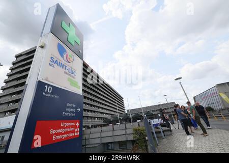 Bruxelles, Belgique. 27th juin 2023. L'illustration montre l'hôpital Saint-Luc à Bruxelles, mardi 27 juin 2023. Le roi Albert II, âgé de 89 ans, a été admis à l'hôpital avec des symptômes de déshydratation. BELGA PHOTO BENOIT DOPPAGNE crédit: Belga News Agency/Alay Live News Banque D'Images