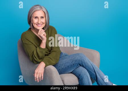 Portrait de charmant médecin expérimenté femme toucher le menton psychothérapeute annonce visite session isolée sur fond bleu de couleur Banque D'Images