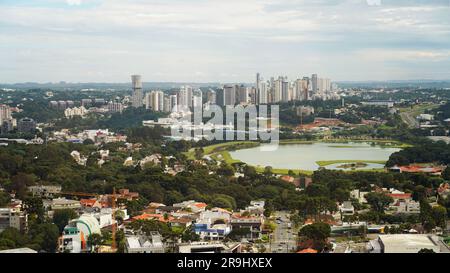 Curitiba paysage urbain aérien avec le parc Barigui au milieu, Curitiba, Parana, Brésil Banque D'Images