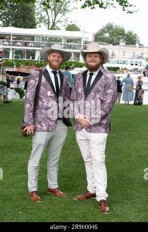 Henley-on-Thames, Oxfordshire, Royaume-Uni. 27th juin 2023. Les membres et les rameurs regardent l’aviron et profitent de leur journée à la régate royale de Henley, dans l’enceinte de l’observateur. Des rameurs du monde entier sont en compétition aujourd'hui en cette année 184th de la régate Royale de Henley. Crédit : Maureen McLean/Alay Live News Banque D'Images