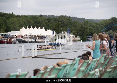 Henley-on-Thames, Oxfordshire, Royaume-Uni. 27th juin 2023. Les membres et les rameurs regardent l’aviron et profitent de leur journée à la régate royale de Henley, dans l’enceinte de l’observateur. Des rameurs du monde entier sont en compétition aujourd'hui en cette année 184th de la régate Royale de Henley. Crédit : Maureen McLean/Alay Live News Banque D'Images