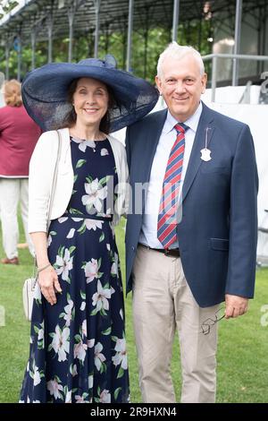 Henley-on-Thames, Oxfordshire, Royaume-Uni. 27th juin 2023. Les membres et les rameurs regardent l’aviron et profitent de leur journée à la régate royale de Henley, dans l’enceinte de l’observateur. Des rameurs du monde entier sont en compétition aujourd'hui en cette année 184th de la régate Royale de Henley. Crédit : Maureen McLean/Alay Live News Banque D'Images