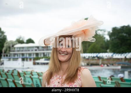 Henley-on-Thames, Oxfordshire, Royaume-Uni. 27th juin 2023. Les membres et les rameurs regardent l’aviron et profitent de leur journée à la régate royale de Henley, dans l’enceinte de l’observateur. Des rameurs du monde entier sont en compétition aujourd'hui en cette année 184th de la régate Royale de Henley. Crédit : Maureen McLean/Alay Live News Banque D'Images