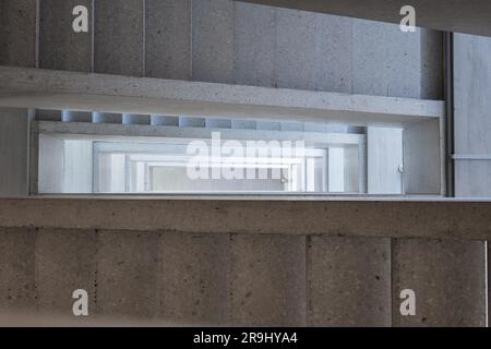 Escaliers en béton dans le couloir d'un bâtiment public vide. Architecture moderne, espace intérieur lumineux, personne. Banque D'Images