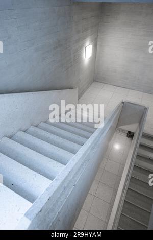 Escaliers en béton dans le couloir d'un bâtiment public vide. Architecture moderne, espace intérieur lumineux, personne. Banque D'Images