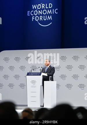 Tianjin, municipalité chinoise de Tianjin. 27th juin 2023. Le premier ministre chinois Li Qiang s'adresse à l'ouverture de la réunion annuelle 14th des nouveaux champions, également connue sous le nom de Davos d'été, dans la municipalité de Tianjin, dans le nord de la Chine, à 27 juin 2023. Credit: Yue Yuewei/Xinhua/Alamy Live News Banque D'Images