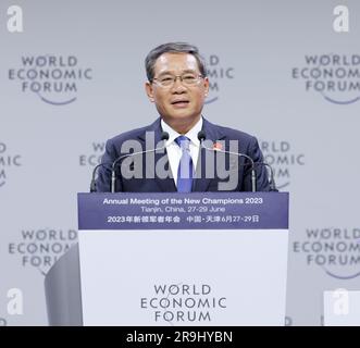 Tianjin, municipalité chinoise de Tianjin. 27th juin 2023. Le premier ministre chinois Li Qiang s'adresse à l'ouverture de la réunion annuelle 14th des nouveaux champions, également connue sous le nom de Davos d'été, dans la municipalité de Tianjin, dans le nord de la Chine, à 27 juin 2023. Crédit : Wang Ye/Xinhua/Alay Live News Banque D'Images