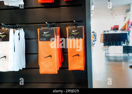 17 août 2022, Antalya, Turquie : vêtements et chaussettes de sport Nike en vente dans un magasin de marque Banque D'Images