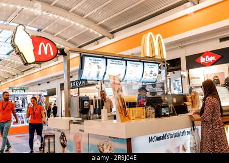 17 août 2022, Antalya, Turquie : entrée au restaurant McDonald's fastfood dans le centre commercial Banque D'Images