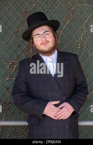 Portrait posé d'un jeune homme hassidique. À Brooklyn, New York, printemps 2023. Banque D'Images