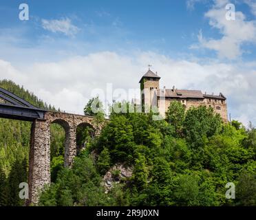 Alpine d'été Trisanna pont ferroviaire qui traverse la rivière Trisanna et en face de la route de la Silvretta Château Wiesberg, vallée de Paznaun, Landeck, Tyrol, Autriche. Banque D'Images