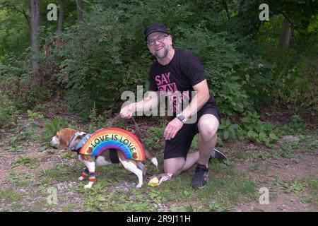 Roxy le beagle et son propriétaire, participants à la PET Pride Parade à l'événement Pride in the Park à Lewisboro, Westchester, New York. Banque D'Images