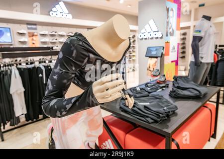 17 août 2022, Antalya, Turquie: Vêtements et équipements de sport Adidas à vendre en magasin Banque D'Images