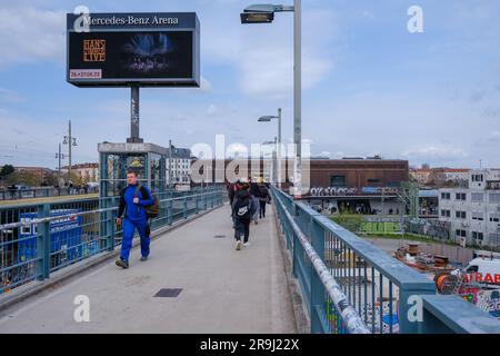 Berlin, Allemagne - 18 avril 2023 : vue sur un pont menant à la station de métro Warschauer Strasse à Berlin Allemagne Banque D'Images