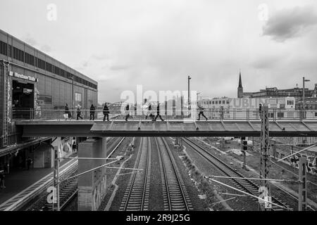 Berlin, Allemagne - 18 avril 2023 : vue sur un pont menant à la station de métro Warschauer Strasse à Berlin Allemagne Banque D'Images