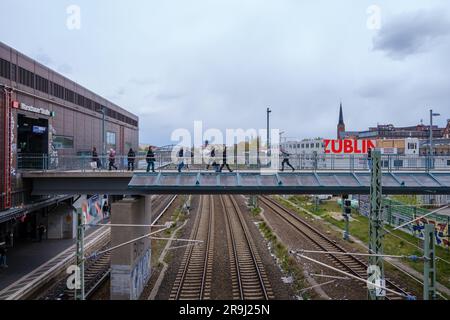 Berlin, Allemagne - 18 avril 2023 : vue sur un pont menant à la station de métro Warschauer Strasse à Berlin Allemagne Banque D'Images