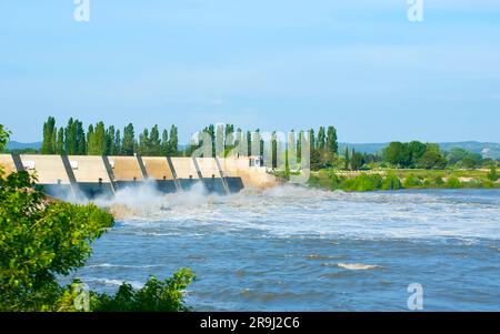 La végétation luxuriante autour du barrage hydroélectrique barrage de barrage de Vallabregues sur le Rhône, France Banque D'Images