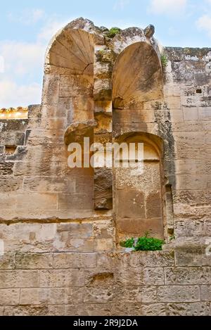 Le mur en ruines du bâtiment médiéval avec des vestiges des éléments décoratifs du plafond, des semi-dômes, les Baux-de-Provence, France Banque D'Images