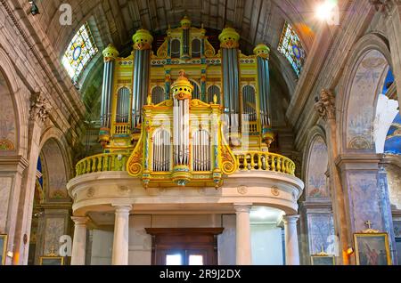 ST REMY, FRANCE - 6 MAI 2013 : intérieur de la Collégiale St Martin avec vue sur l'orgue coloré et les murs médiévaux, sur 6 mai à St Rémy Banque D'Images