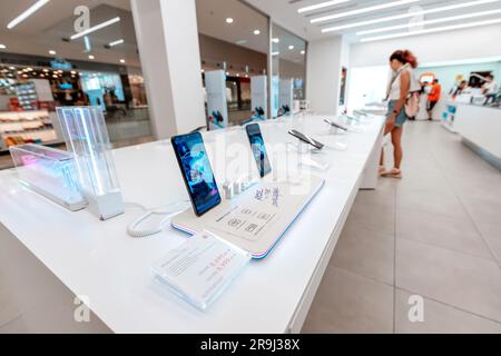 25 août 2023, Antalya, Turquie: Téléphones à vendre à la vitrine de magasin Banque D'Images