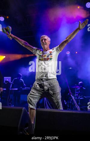 Bez des Happy Mondays jouant à Hastings Pier Weekender Banque D'Images