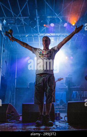 Bez des Happy Mondays jouant à Hastings Pier Weekender Banque D'Images