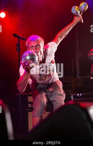Bez des Happy Mondays jouant à Hastings Pier Weekender Banque D'Images