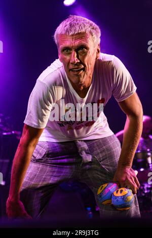 Bez des Happy Mondays jouant à Hastings Pier Weekender Banque D'Images