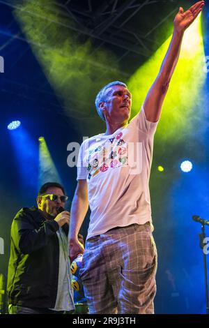 Bez des Happy Mondays jouant à Hastings Pier Weekender Banque D'Images