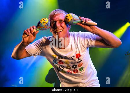Bez des Happy Mondays jouant à Hastings Pier Weekender Banque D'Images