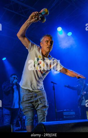 Bez des Happy Mondays jouant à Hastings Pier Weekender Banque D'Images