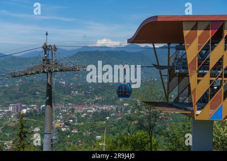 Vue rapprochée d'un taxi vide sur un téléphérique au-dessus de la ville et des montagnes. Téléphérique Argo à Batumi. Transport touristique. Montez jusqu'à la terrasse d'observation. Banque D'Images