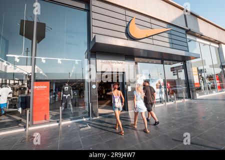 17 août 2022, Antalya, Turquie : entrée au magasin de sport Nike Banque D'Images