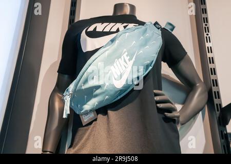 17 août 2022, Antalya, Turquie : vêtements et chaussures de sport Nike en vente dans un magasin de marque Banque D'Images