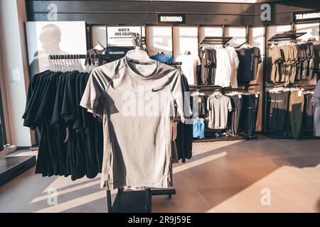 17 août 2022, Antalya, Turquie : vêtements et chaussures de sport Nike en vente dans un magasin de marque Banque D'Images