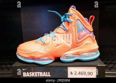17 août 2022, Antalya, Turquie : vente de chaussures de basket-ball Nike dans un magasin commercial Banque D'Images
