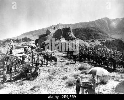 C. AUBREY SMITH et Sir GUY DEBOUT sur un terrain de jeu ont fait du Candid avec Movie Crew et Extras pendant le tournage de LA VIE D'Un BENGALE LANCER 1935 réalisateur HENRY HATHAWAY suggéré par le roman de Francis Yeats Brown Paramount Pictures Banque D'Images